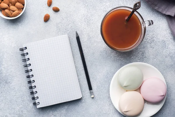 Una Taza Chocolate Caliente Malvaviscos Almendras Bloc Notas Para Texto — Foto de Stock