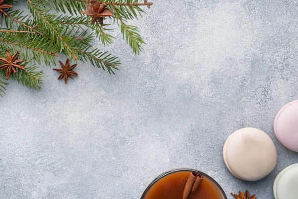 Bir fincan sıcak çikolata ve şekerleme masanın üzerinde. Noel kavramı. Düz yatıyordu stili