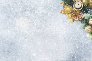 Noel köknar gri arka plan üzerinde sahne, oyuncak ve dalları. Yeni yıl kavramı kopya alanı.