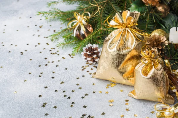 Gouden Zakken Met Giften Van Kerstmis Achtergrond Van Kerstbomen Decoraties — Stockfoto