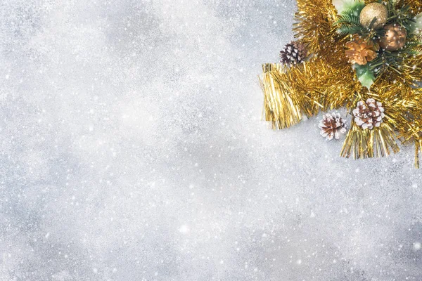 Weihnachtslandschaft Spielzeug Und Tannenzweige Auf Grauem Hintergrund Neues Jahr Konzept — Stockfoto