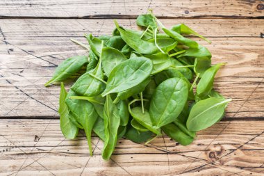 Taze ıspanak kapta rustik ahşap masanın üzerine bırakır.