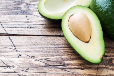 Kopya alanı ile ahşap arka plan üzerinde avokado