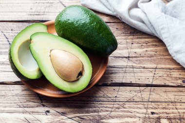 Kopya alanı ile ahşap arka plan üzerinde avokado