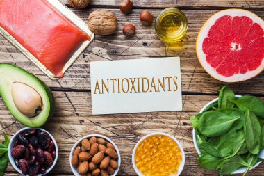 Kavram sağlıklı gıda antioksidan ürünleri: balık ve avokado, fındık ve balık yağı, greyfurt ahşap arka plan üzerinde