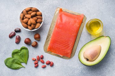 Sağlıklı gıda antioksidanlar: balık ve avokado, gri beton zemin üzerine fındık