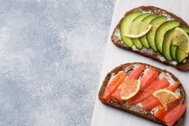 Açık bir gri ıspanak ve avokado somon sandviçle kopya alanı masa