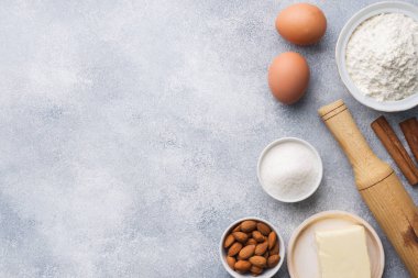 Kurabiye yapmak için malzemeler. Oklava çerez kesici tarçın kopya alanı ile açık renkli yumurta tereyağı un