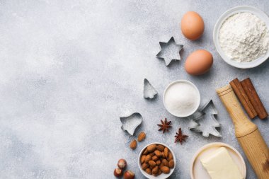 Kurabiye yapmak için malzemeler. Oklava çerez kesici tarçın kopya alanı ile açık renkli yumurta tereyağı un