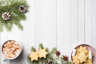 Noel kompozisyon. Sıcak çikolata kurabiye, Çamın dalları, tarçın, Anason yıldız. Noel, kış konsepti. Düz yatıyordu üstten görünüm