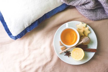 Çay limon ve Çerezler, bal ve tarçın ile sopa, anasonu battaniye üzerinde... Noel, kış konsepti