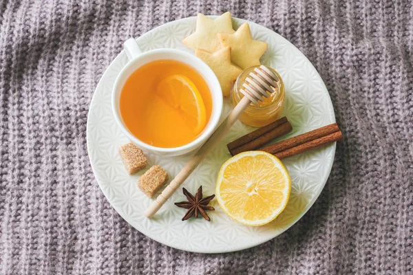 Çay limon ve Çerezler, bal ve tarçın ile sopa, anasonu battaniye üzerinde... Noel, kış konsepti
