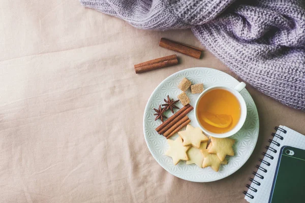 Csésze Tea Citrommal Cookie Kat Méz Fahéj Botokkal Csillagánizs Takarót — Stock Fotó