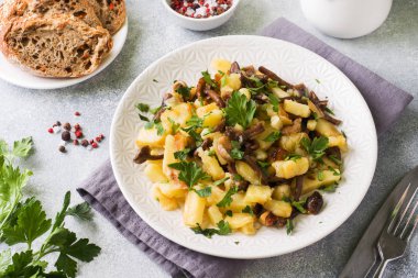 Kızarmış patates mantar ve taze otlar