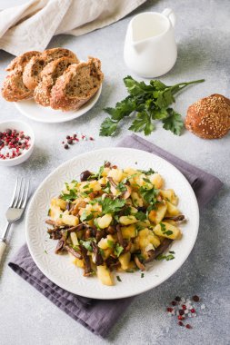 Kızarmış patates mantar ve taze otlar