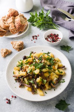 Kızarmış patates mantar ve taze otlar