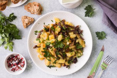 Kızarmış patates mantar ve taze otlar