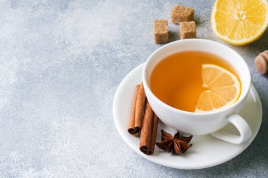 Bir fincan limonlu ve esmer şekerli çay, tarçın ve anason.