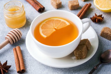 Bir fincan limonlu ve esmer şekerli çay, tarçın ve anason.