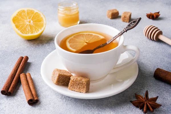 Xícara Chá Com Limão Açúcar Mascavo Canela Anis Mesa — Fotografia de Stock