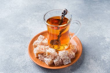 Türk lokumu oyma metal kase fındık ve çay bardağına Kupası, seçici odak ile.