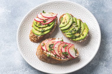 Tahıl ekmeği sandviç süzme peynir, taze avokado ve turp