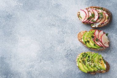 Tahıl ekmeği sandviç süzme peynir, taze avokado ve turp