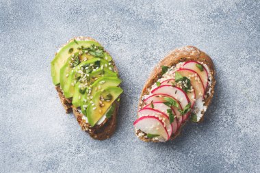 Tahıl ekmeği sandviç süzme peynir, taze avokado ve turp