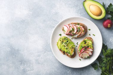 Tahıl ekmeği sandviç süzme peynir, taze avokado ve turp