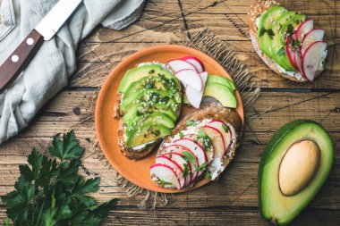 Tahıl ekmeği sandviç süzme peynir, taze avokado ve turp