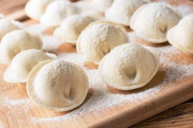 Ahşap Doğrama tahtası mutfağında üzerinde çiğ köfte.