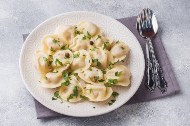 Geleneksel pelmeni, ravioli, tabakta etle dolu hamur tatlısı, Rus mutfağı..