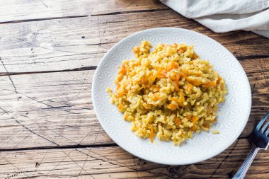 Pirinç ve sebze ahşap bir masa üzerinde vejetaryen oryantal pilav