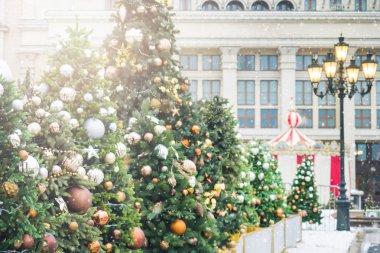 Topları ve kar taneleri üzerinde ağaç Noel Fuarı Noel oyuncaklar