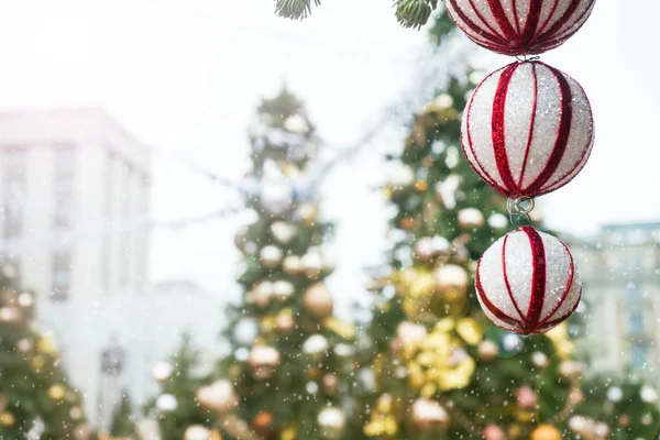 クリスマスおもちゃのボールと雪片ツリー クリスマス フェア — ストック写真