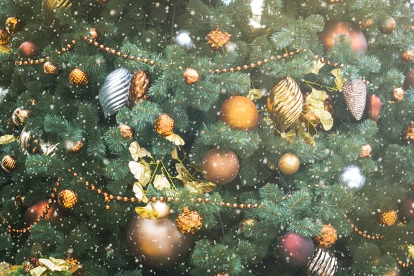 クリスマスおもちゃのボールと雪片ツリー クリスマス フェア — ストック写真