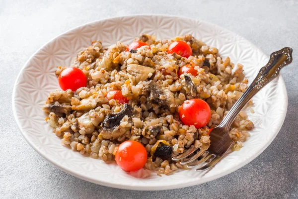 Porridge Grano Saraceno Con Funghi Pomodori Ciliegia Piatto — Foto Stock