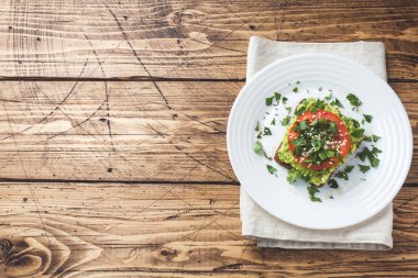 Avokado tost. Avokado mash ve tabakta domates ile sağlıklı tost