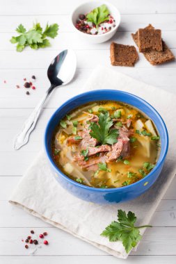 Rus geleneksel lahana çorbası et ve masa lambası üzerinde taze otlar ile