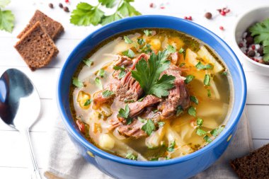 Rus geleneksel lahana çorbası et ve masa lambası üzerinde taze otlar ile