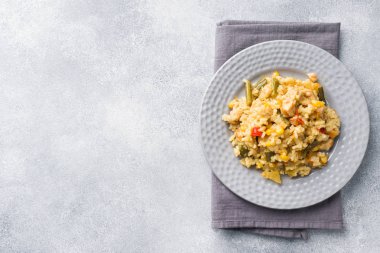 Sebze ve gri arka plan kopya alanı üzerinde gri bir tabak tavuk pilav