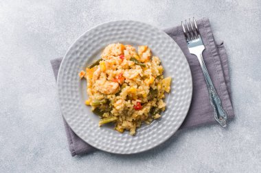 Sebze ve gri arka plan üzerinde gri bir tabak tavuk pilav