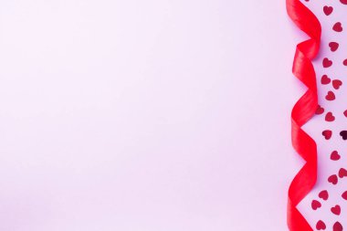kavram Sevgililer günü. Kırmızı kurdele ve pembe kalpler