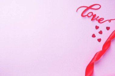 bir pembe aşk kavramı Sevgililer günü, kırmızı kurdele ve yazıt