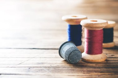 Ahşap makara iplik ve parmak ucu yakın çekim ile. Seçici odak. Görüntü. Kopya alanı.