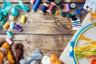 İğne işi, renkli konu santimetre ve düğmeleri için aracı tablo kopya alanı makas ile dikiş