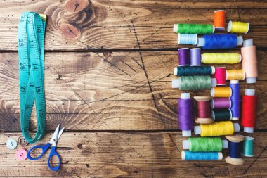 İş parçacığının renkli biriktiricileri satırlar halinde ahşap arka plan ortaya koydu. Kopya alanı