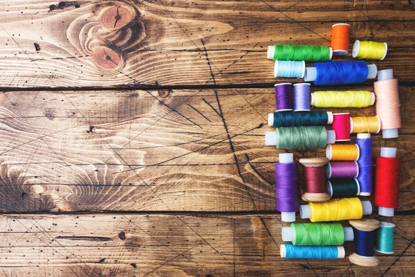 Bobines Fil Colorées Disposées Rangées Sur Fond Bois Espace Copie — Photo