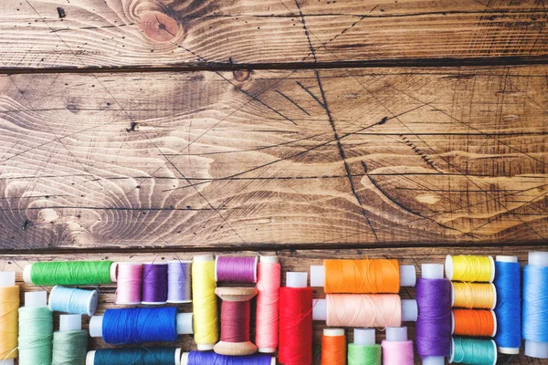 Bobines Fil Colorées Disposées Rangées Sur Fond Bois Espace Copie — Photo