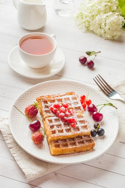 Hausgemachte Waffeln Mit Sommerbeeren Auf Einem Teller Eine Tasse Tee — Stockfoto